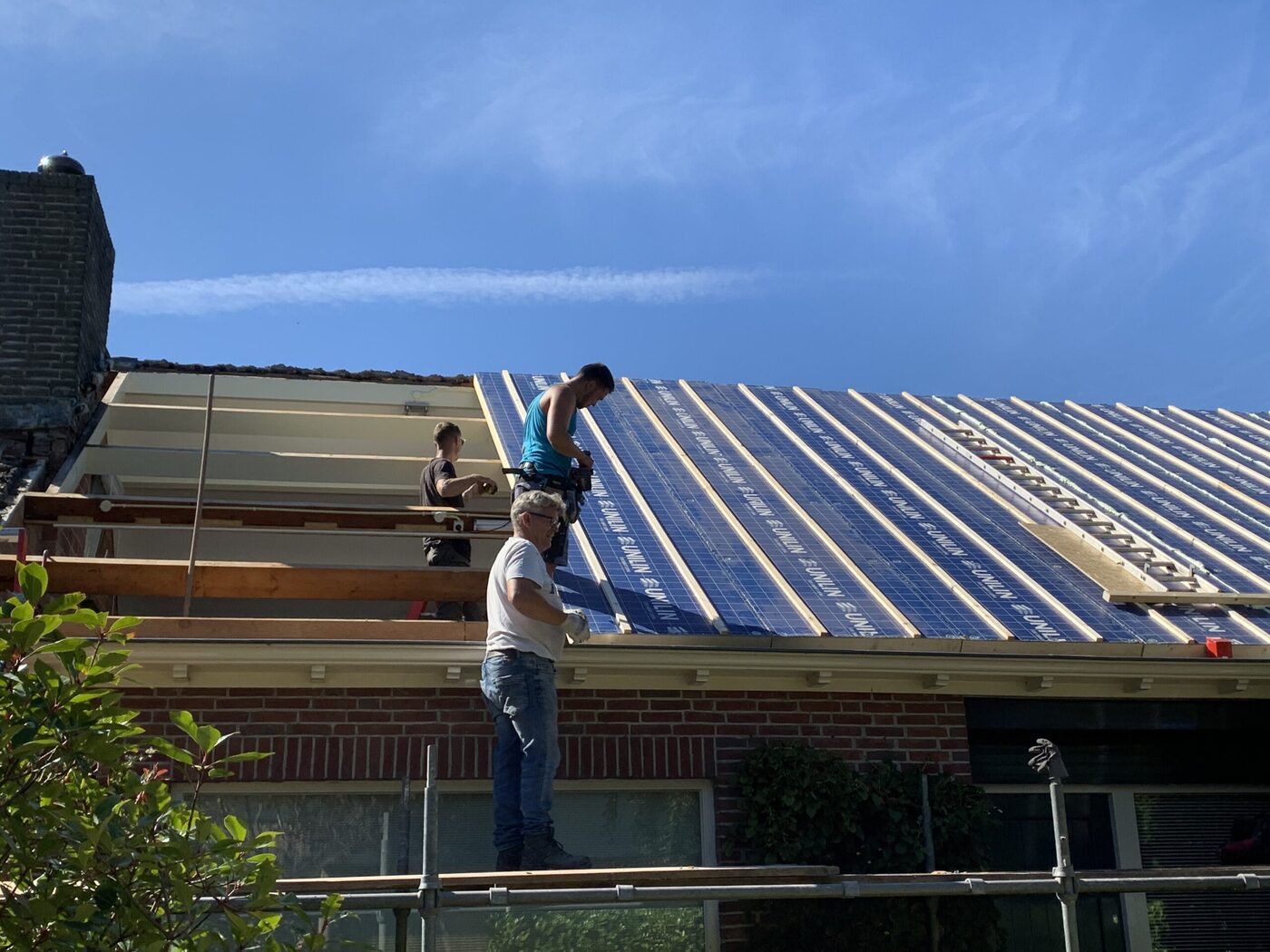 Vakmensen van Casmond aan het werk op een dak