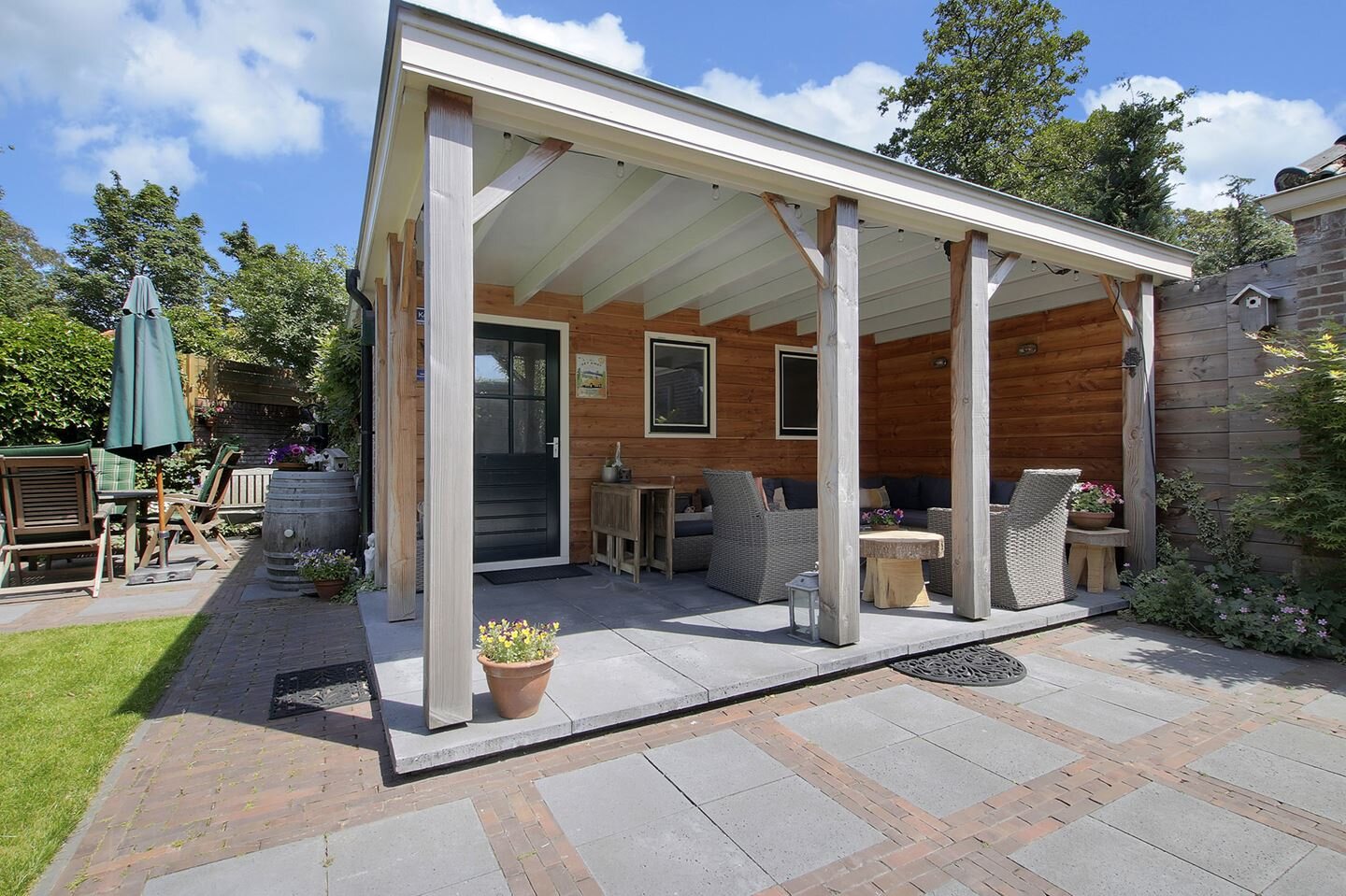 Door Casmond gebouwde houten veranda met terras